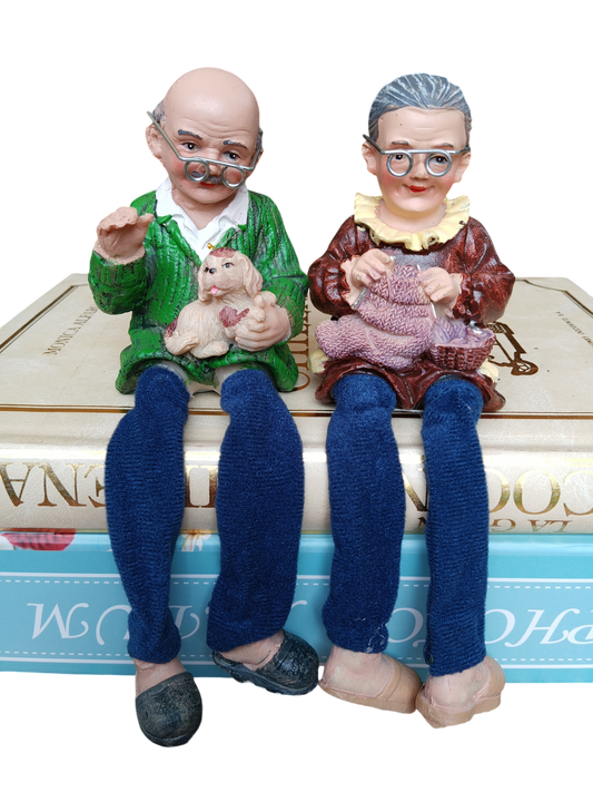 Pareja de Abuelitos con Pies Colgantes
