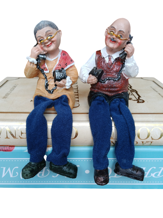 Pareja de Abuelitos con Pies Colgantes