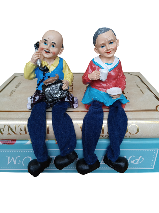 Pareja de Abuelitos con Pies Colgantes